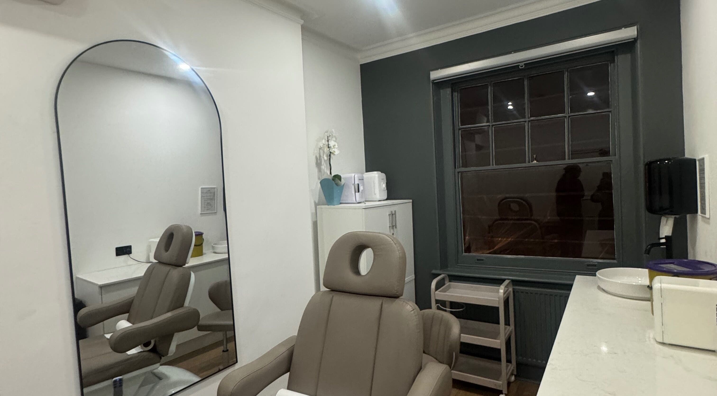 Elegant treatment room at Eléve Clinic LDN, London, GB with a comfortable chair and modern decor.