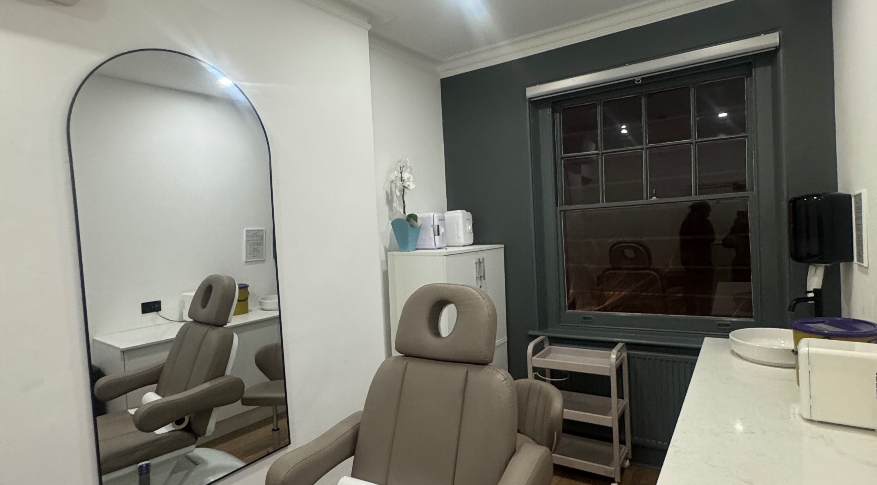 Elegant treatment room at Eléve Clinic LDN, London, GB with a comfortable chair and modern decor.