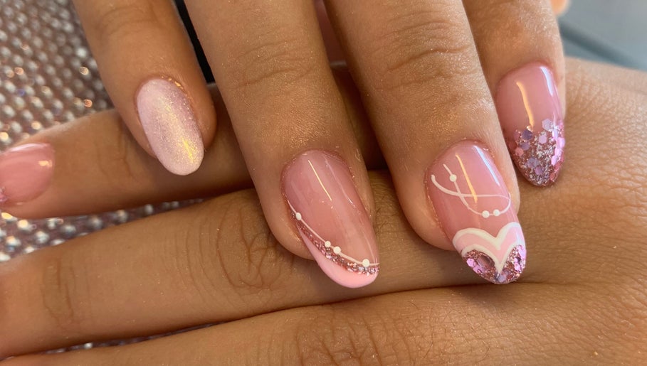 Decoración de uñas rosas con brillo en Lorena Nails Estudio, Palmira, Valle Del Cauca, CO.