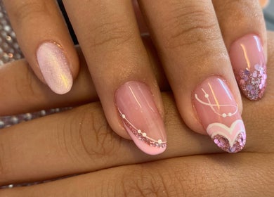 Decoración de uñas rosas con brillo en Lorena Nails Estudio, Palmira, Valle Del Cauca, CO.