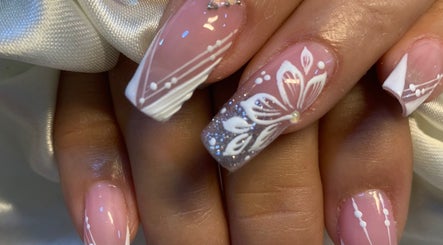 Arte de uñas en Lorena Nails Estudio, Palmira, Valle Del Cauca, CO, mostrando diseño floral elegante.