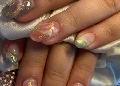 Manicura artística con detalles dorados en Lorena Nails Estudio, Palmira, Valle Del Cauca, CO.