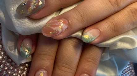 Manicura artística con detalles dorados en Lorena Nails Estudio, Palmira, Valle Del Cauca, CO.
