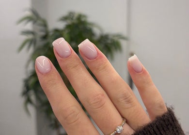 Manucure élégante avec vernis nude chez EmiNails, Libourne, Nouvelle-Aquitaine, FR.