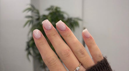 Manucure élégante avec vernis nude chez EmiNails, Libourne, Nouvelle-Aquitaine, FR.