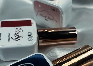 Vernis à ongles Ruby chez EmiNails, Libourne, Nouvelle-aquitaine, FR, affiché sur fond satiné.