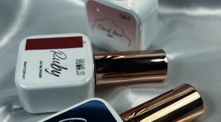 Vernis à ongles Ruby chez EmiNails, Libourne, Nouvelle-aquitaine, FR, affiché sur fond satiné.