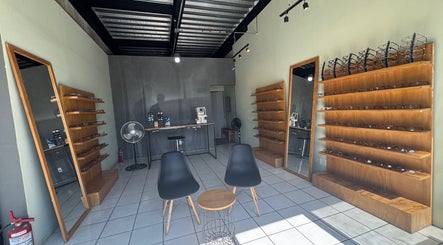 Sala de óptica en Lentelopolis Fontana, San Pedro Tlaquepaque, Jalisco, MX, con sillas y estantes de gafas.