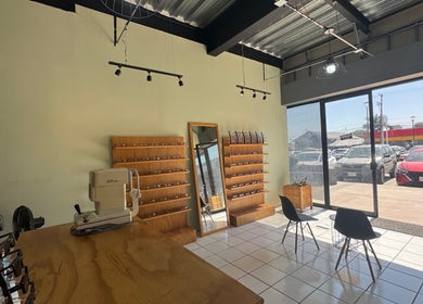 Moderno salón en Lentelopolis Fontana, San Pedro Tlaquepaque, Jalisco, MX. Amplias ventanas e interior elegante.