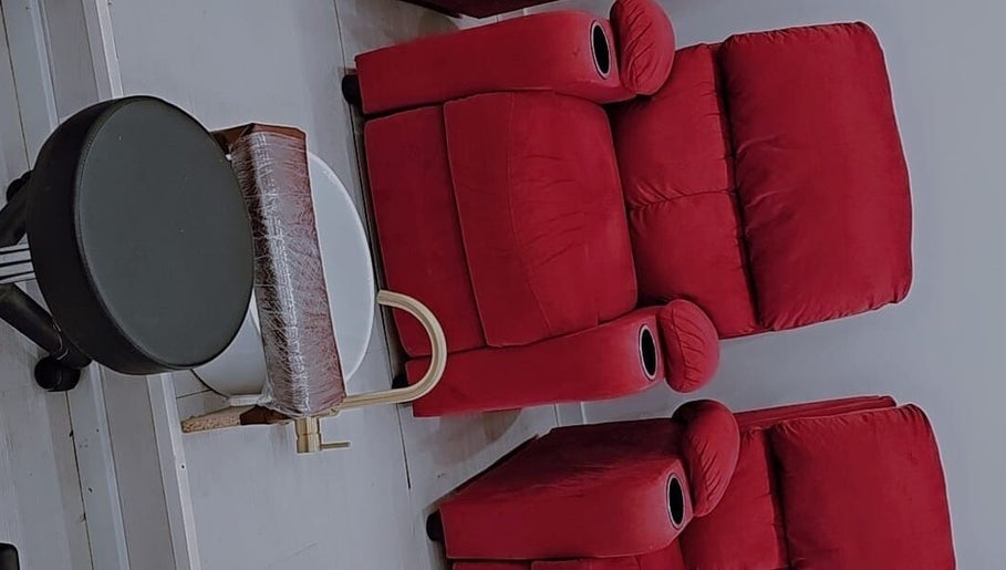 Red recliner chairs at Gs beauty salon in Porto, Porto, PT, offering ultimate relaxation and comfort.