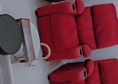 Red recliner chairs at Gs beauty salon in Porto, Porto, PT, offering ultimate relaxation and comfort.