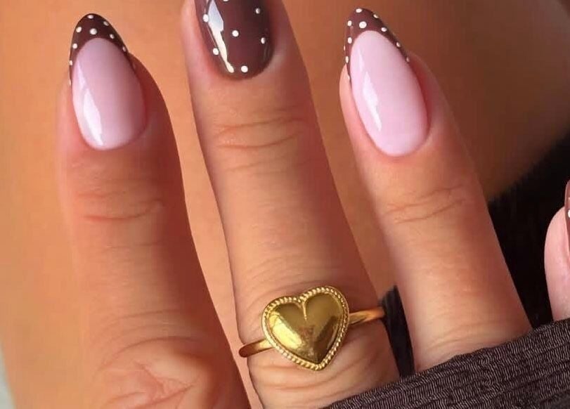 Manucure élégante avec des pois à GlowByLena, Montpellier, Occitanie, FR.