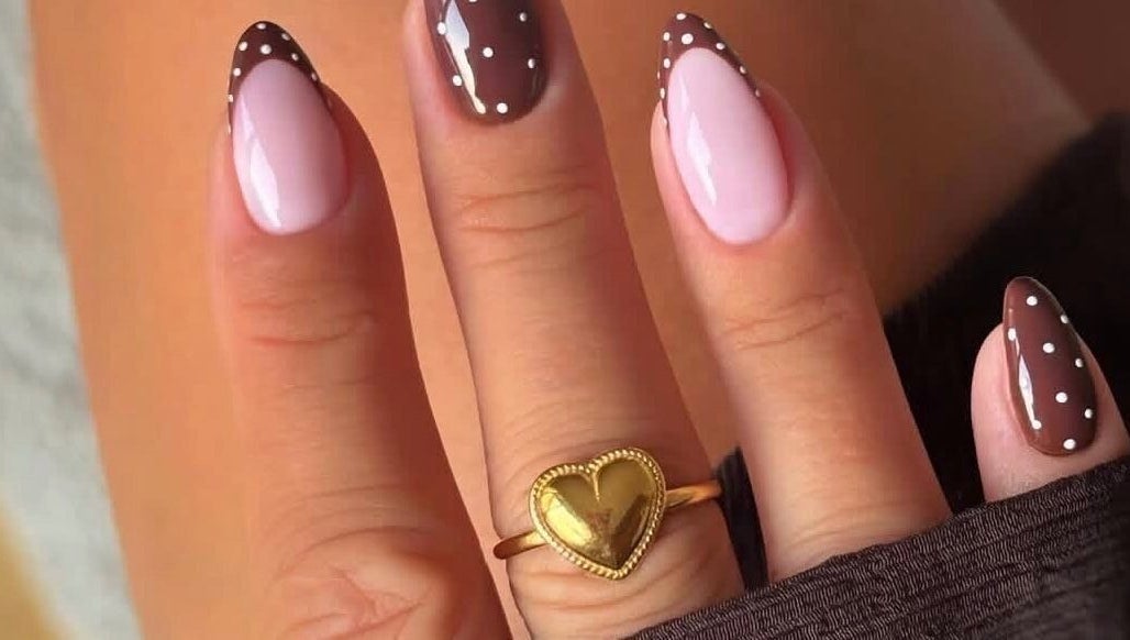 Nail art élégant chez GlowByLena à Montpellier, Occitanie, FR. Design moderne et sophistiqué.