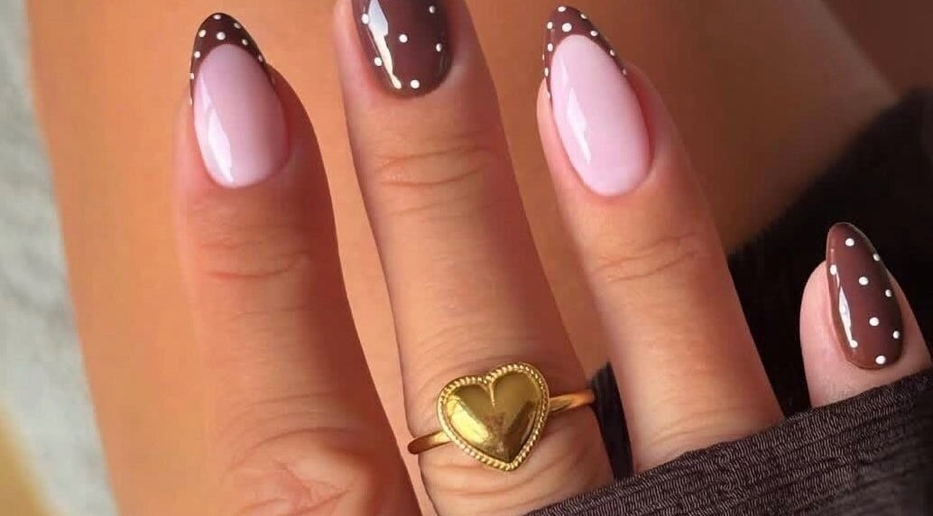 Nail art élégant chez GlowByLena à Montpellier, Occitanie, FR. Design moderne et sophistiqué.