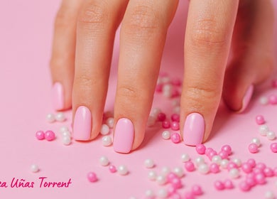 Рука с пастельным маникюром в салоне Belleza Uñas Torrent, Torrent, Comunidad Valenciana, ES.