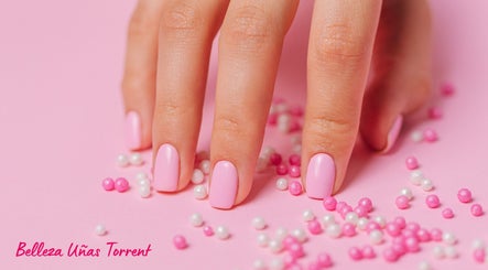 Рука с пастельным маникюром в салоне Belleza Uñas Torrent, Torrent, Comunidad Valenciana, ES.