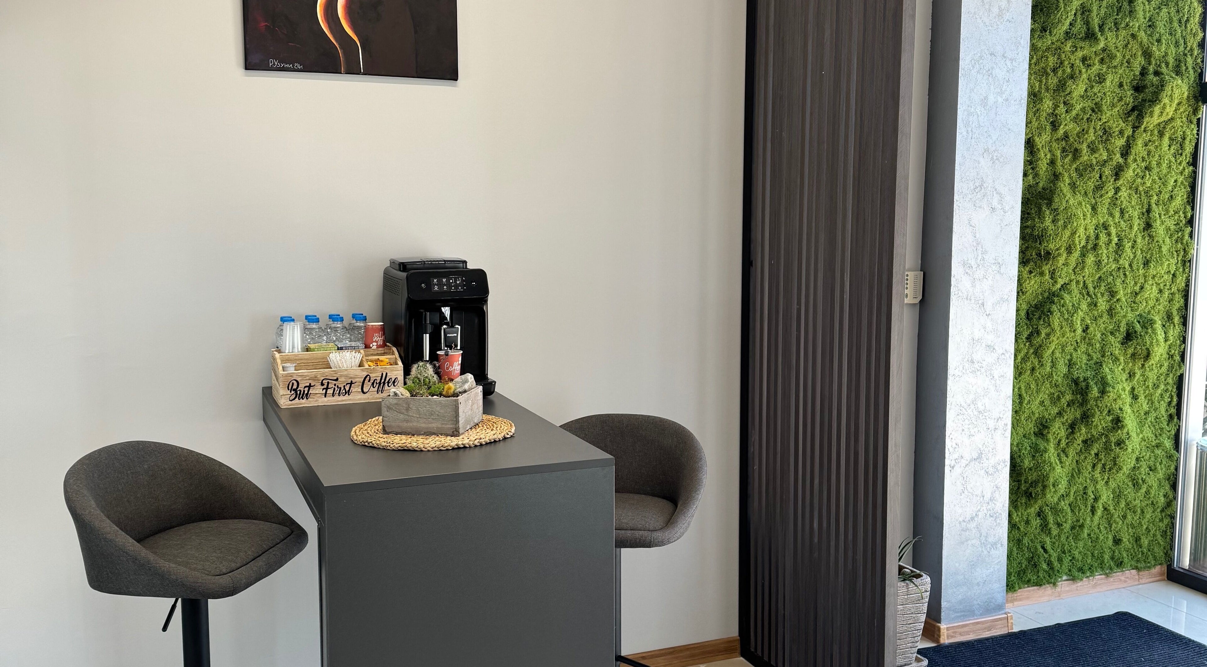 Кът за кафе в 6 SENSE, Димитровград, Хасково, BG с модерна декорация и удобни столове.