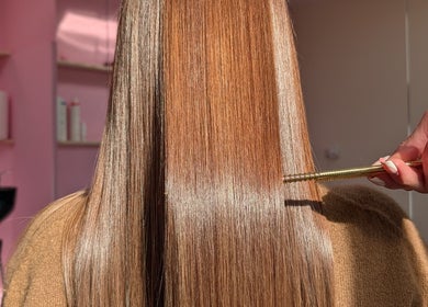 Zdjęcie prosto z salonu Elixir Hair Lab w Tilburg, Noord-brabant, NL, pokazujące lśniące, gładkie włosy.