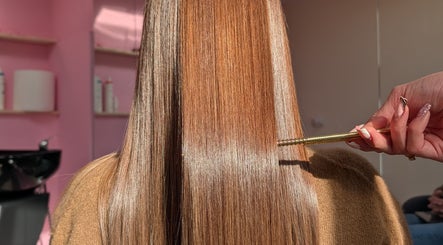 Zdjęcie prosto z salonu Elixir Hair Lab w Tilburg, Noord-brabant, NL, pokazujące lśniące, gładkie włosy.