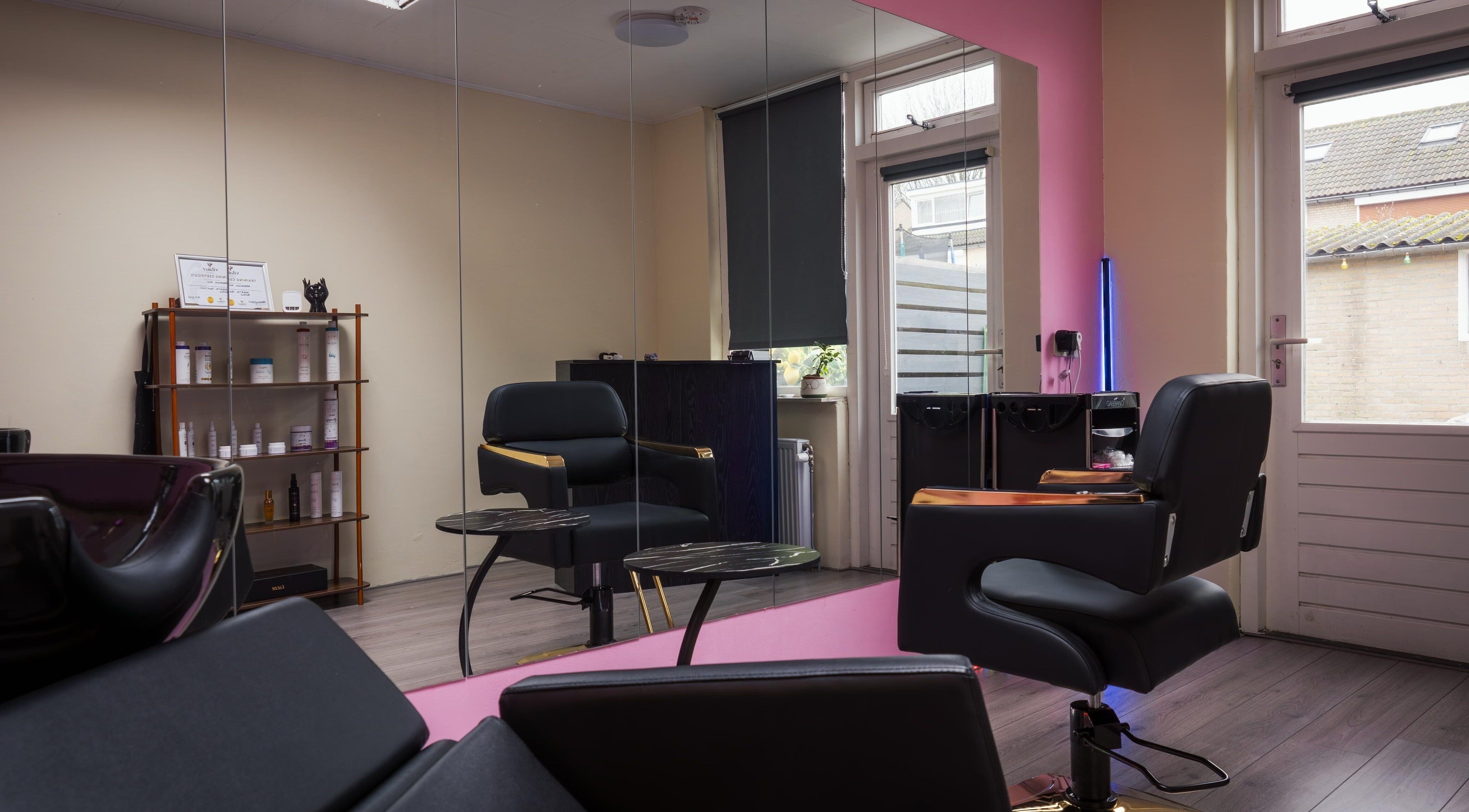 Stylowy salon w Elixir Hair Lab - Keratin Treatment and Hair Reconstruction w Tilburg, Noord-brabant, NL.