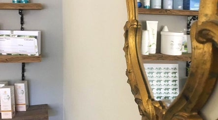 Antieke spiegel reflecteert wellnessproducten bij The Beauty Project in Boortmeerbeek, Vlaanderen, BE.