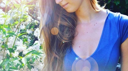 Zonnige tuin met bloemen bij The Beauty Project, Boortmeerbeek, Vlaanderen, BE.