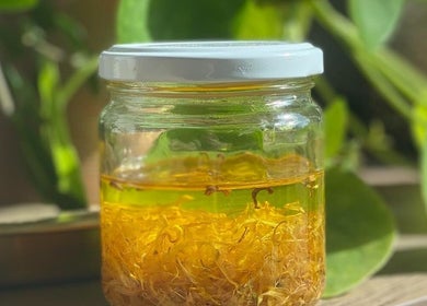 Klein glazen potje met goudkleurige olie bij The Beauty Project, Boortmeerbeek, Vlaanderen, BE.