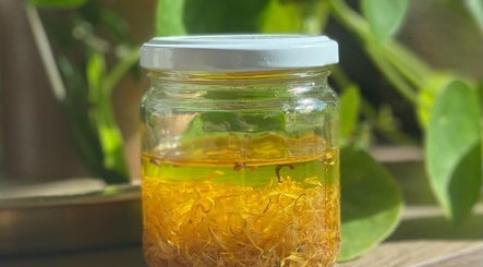 Klein glazen potje met goudkleurige olie bij The Beauty Project, Boortmeerbeek, Vlaanderen, BE.