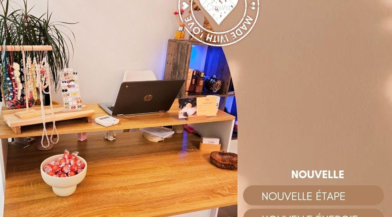 Comptoir d'accueil élégant de Le Lounge Institut à La Seyne-sur-mer, Provence-alpes-côte D'azur, FR.