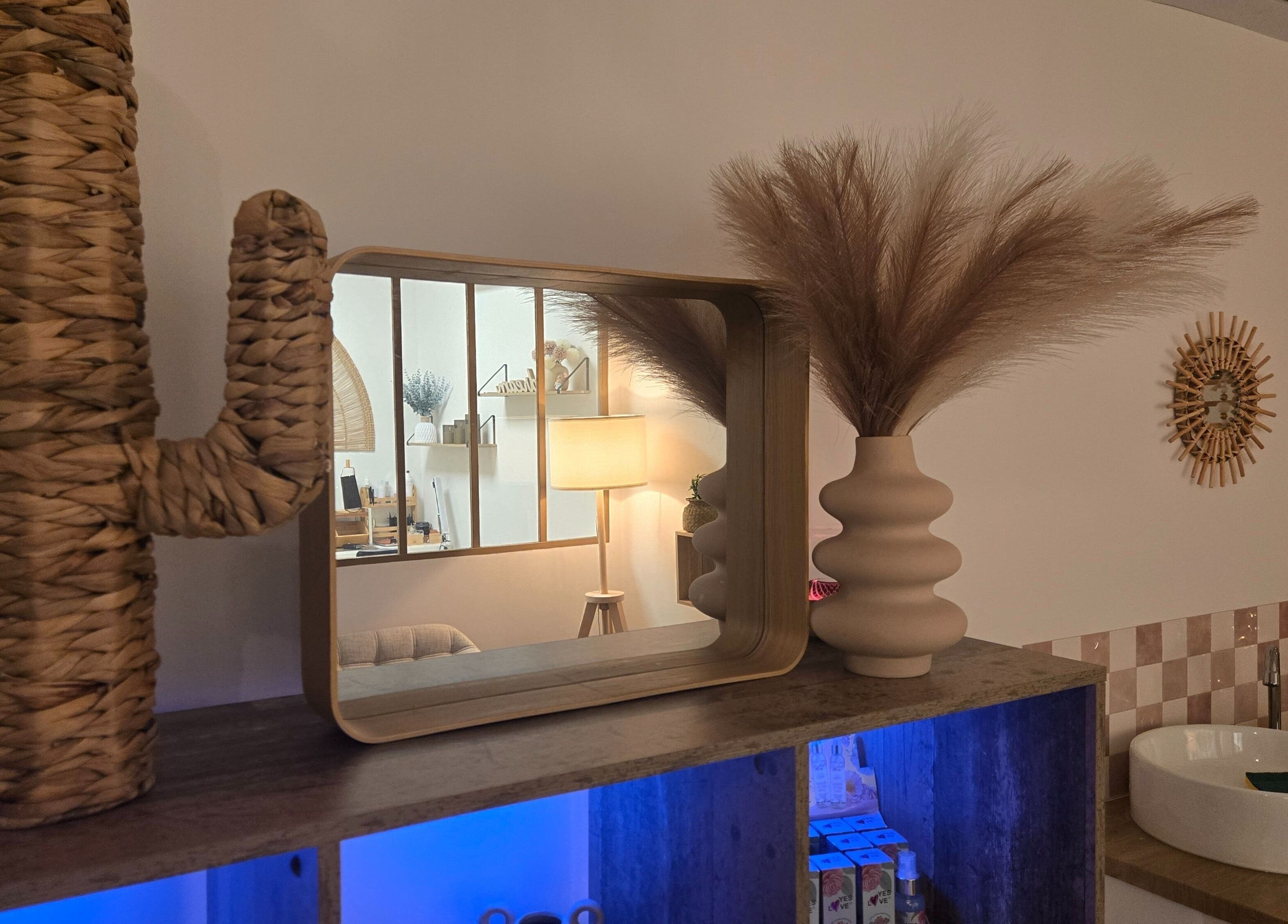 Décor élégant au Le Lounge Institut, La Seyne-sur-mer, Provence-alpes-côte D'azur, FR avec cactus tressé et miroir.
