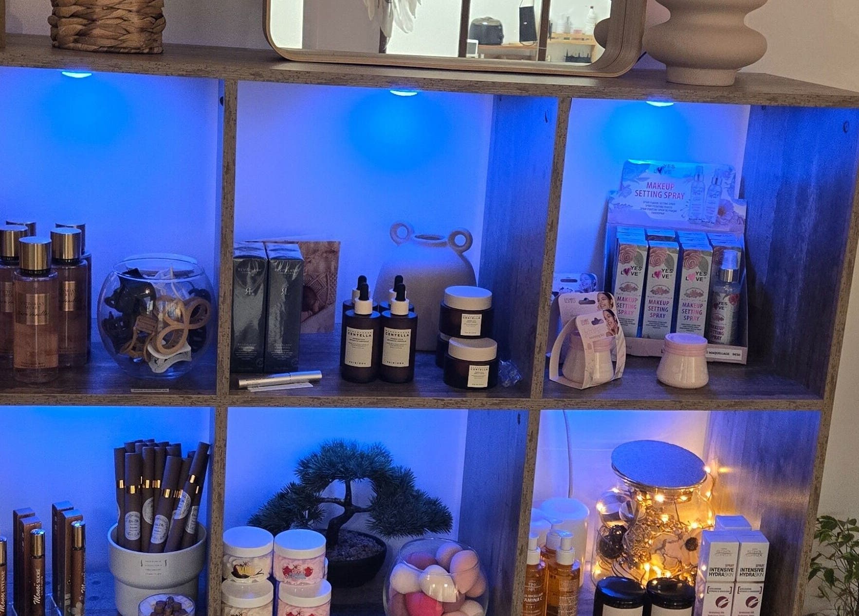 Produits de beauté sur une étagère éclairée à Le Lounge Institut, La Seyne-sur-mer, Provence-alpes-côte D'azur, FR.