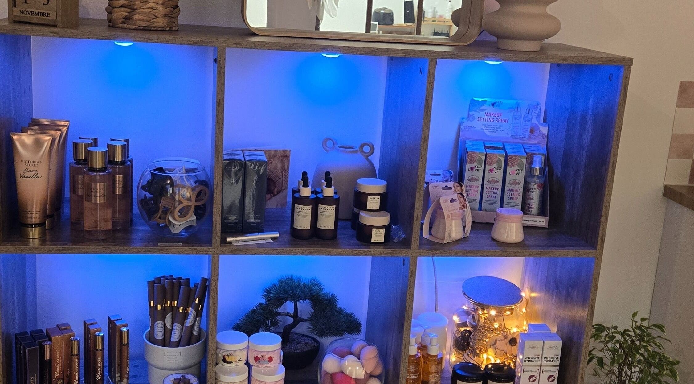 Produits de beauté sur une étagère éclairée à Le Lounge Institut, La Seyne-sur-mer, Provence-alpes-côte D'azur, FR.