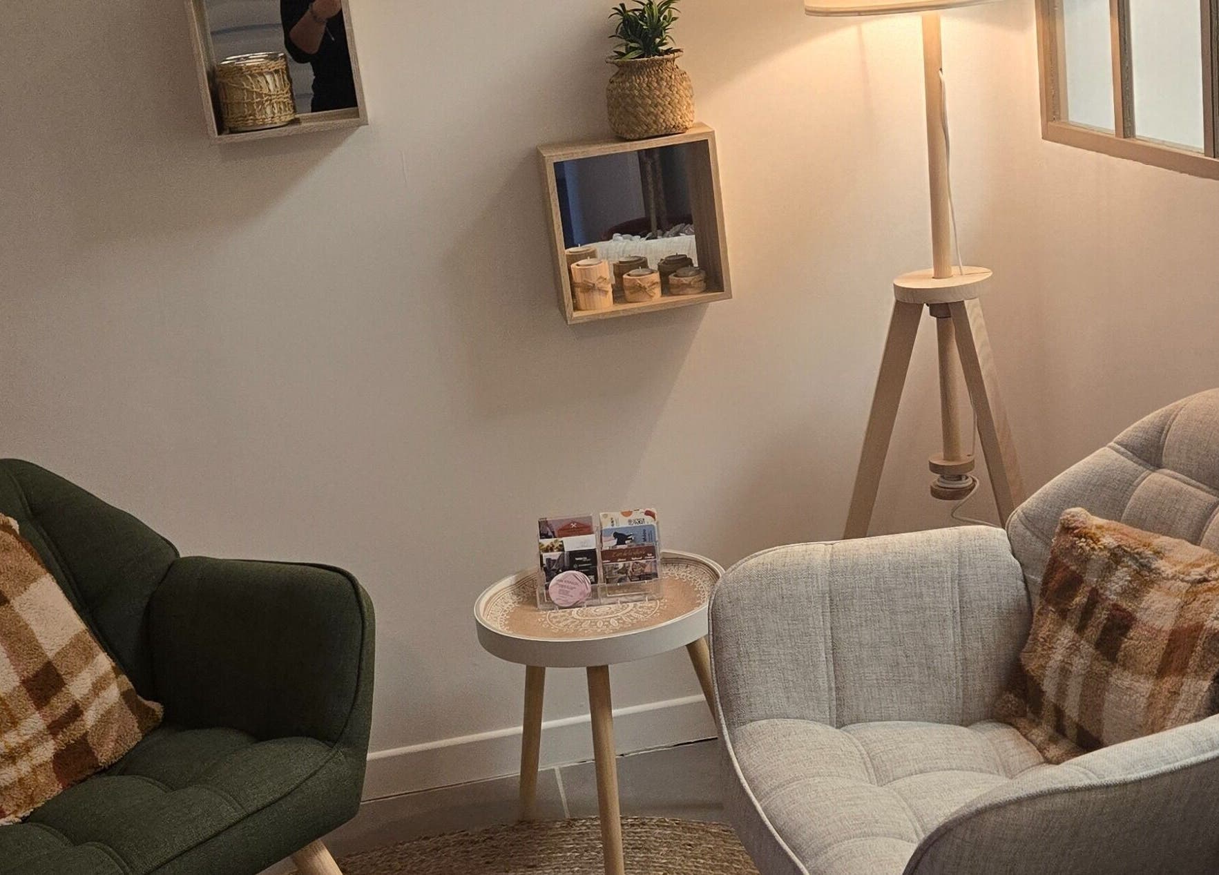 Espace détente chaleureux à Le Lounge Institut, La Seyne-sur-mer, Provence-alpes-côte D'azur, FR.