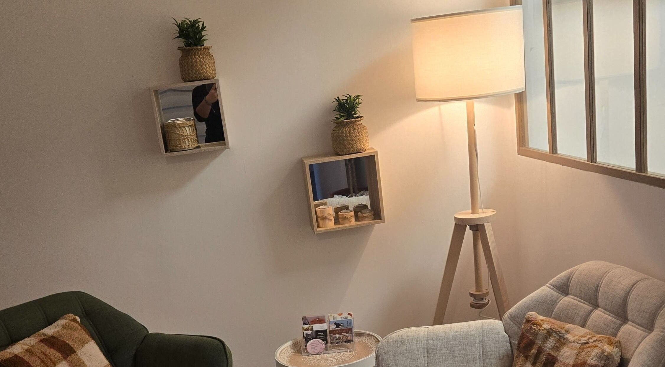 Coin détente élégant à Le Lounge Institut, La Seyne-sur-mer, Provence-alpes-côte D'azur, FR.