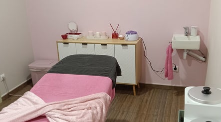 Sala de estética en Paula Mardones - Estética Integral, Logroño, La Rioja, ES. Ambiente acogedor y relajante.