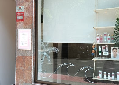 Vitrina de Paula Mardones - Estética Integral en Logroño, La Rioja, ES con productos de belleza exhibidos.