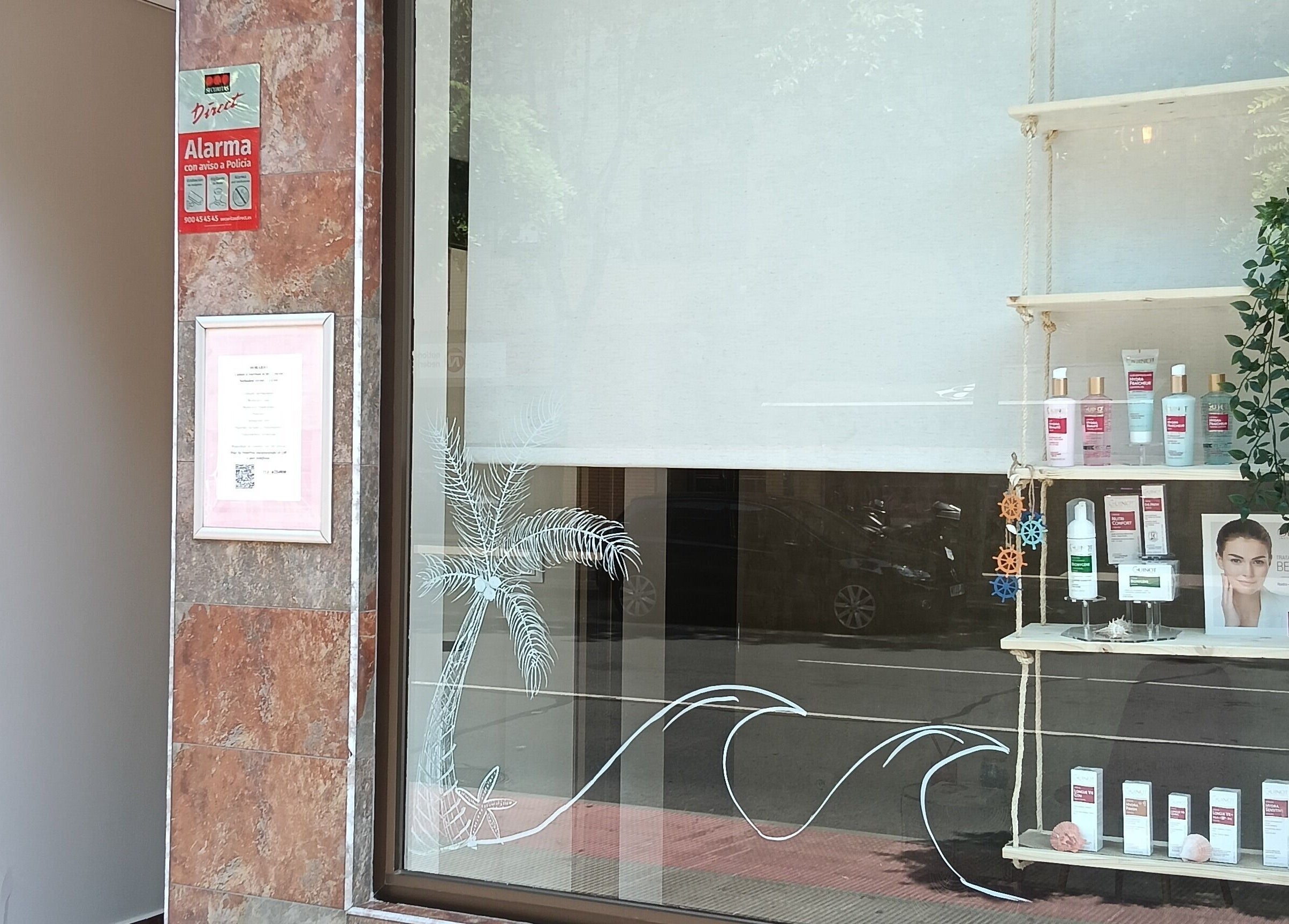 Vitrina de Paula Mardones - Estética Integral en Logroño, La Rioja, ES con productos de belleza exhibidos.