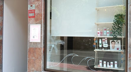 Vitrina de Paula Mardones - Estética Integral en Logroño, La Rioja, ES con productos de belleza exhibidos.