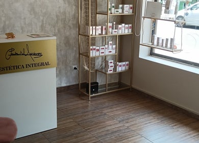 Recepción en Paula Mardones - Estética Integral, Logroño, La Rioja, ES, con diseño moderno y productos exhibidos.