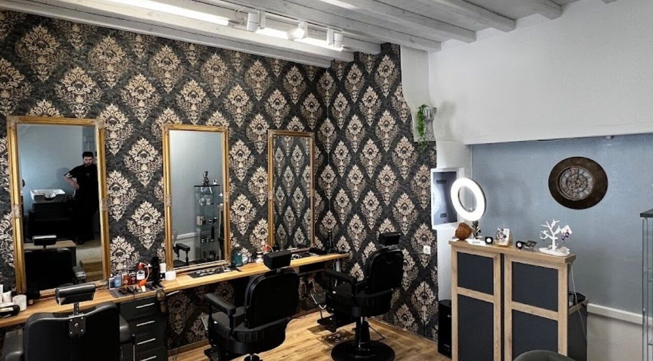 Κομψό σαλόνι Yo Black Mamba, Μύκονος, Ελλαδα, GR με καθρέπτες και φανταχτερή ταπετσαρία.