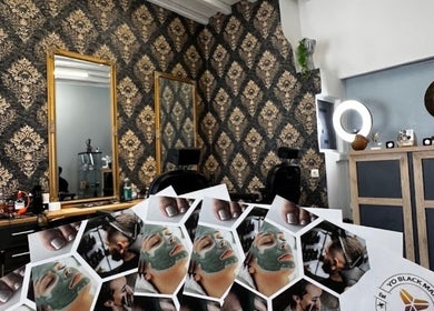 Καλαίσθητος χώρος στο Yo Black Mamba, Μύκονος, Ελλάδα, GR με κομψή διακόσμηση τοίχου και καθρέφτες.