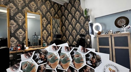 Καλαίσθητος χώρος στο Yo Black Mamba, Μύκονος, Ελλάδα, GR με κομψή διακόσμηση τοίχου και καθρέφτες.