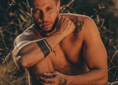 Homem relaxado em Tântric Paradise Massagem, Rio De Janeiro, BR, apreciando a natureza ao redor.