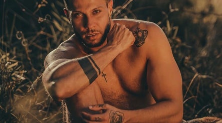 Homem relaxado em Tântric Paradise Massagem, Rio De Janeiro, BR, apreciando a natureza ao redor.