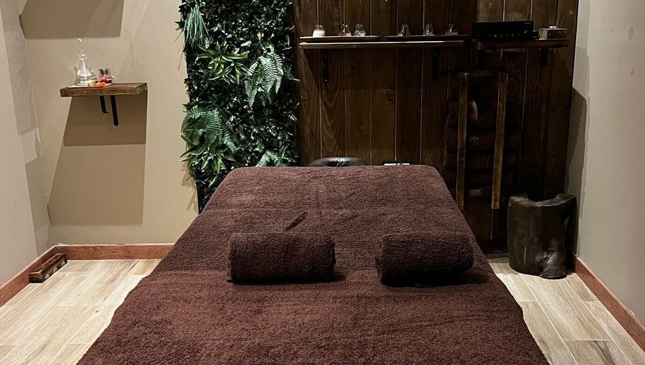 Sala de terapia en Libac Reflexología Podal, Barcelona, Catalunya, ES, con decoración natural y mesa de masaje.