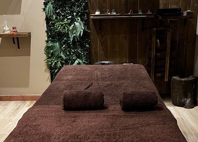 Sala de terapia en Libac Reflexología Podal, Barcelona, Catalunya, ES, con decoración natural y mesa de masaje.