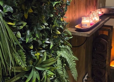 Relajante rincón verde en Libac Reflexología Podal, Barcelona, Catalunya, ES, lleno de plantas y velas.