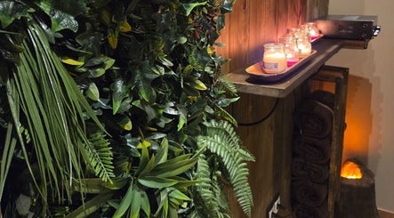 Relajante rincón verde en Libac Reflexología Podal, Barcelona, Catalunya, ES, lleno de plantas y velas.