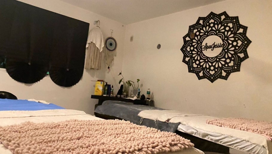 Habitación de masaje en SpaJessie | clínica & SpaJessie, Caucel, Yucatán, MX, con camas terapéuticas.