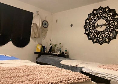 Habitación de masaje en SpaJessie | clínica & SpaJessie, Caucel, Yucatán, MX, con camas terapéuticas.